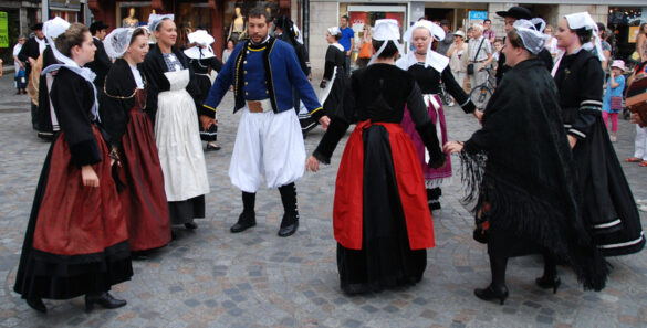 alt="danse bretonne traditionnelle"