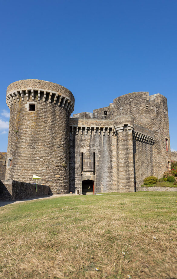 alt="Le châteaux de Brest, monument historique"