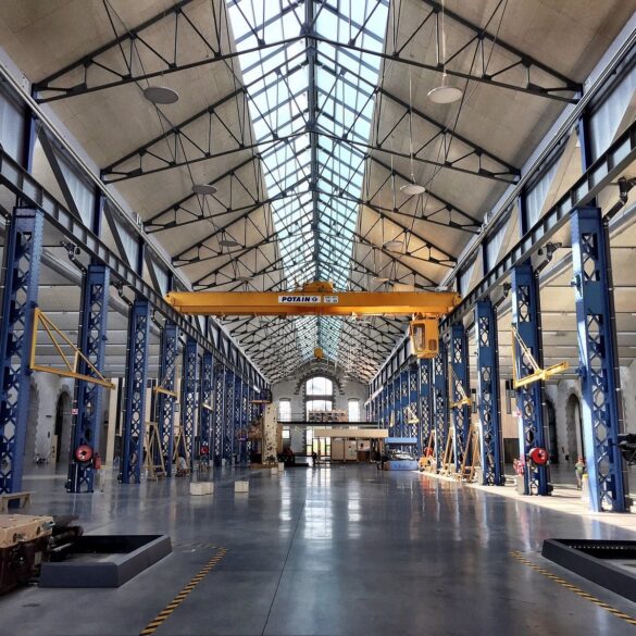 alt="Ancienne usine revisitée en un lieu culturel, les Capucins est un lieu d'activité phare de la ville de Brest"