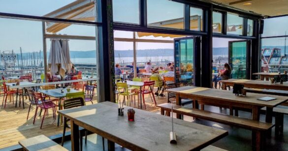 alt="Bar Le Tour du Monde avec vue sur la Rade de Brest"